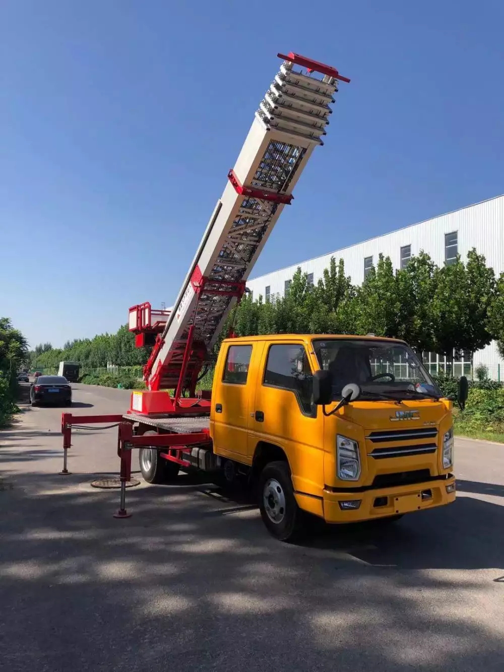 厦门集美附近的云梯车出租服务：轻松解决高空作业需求